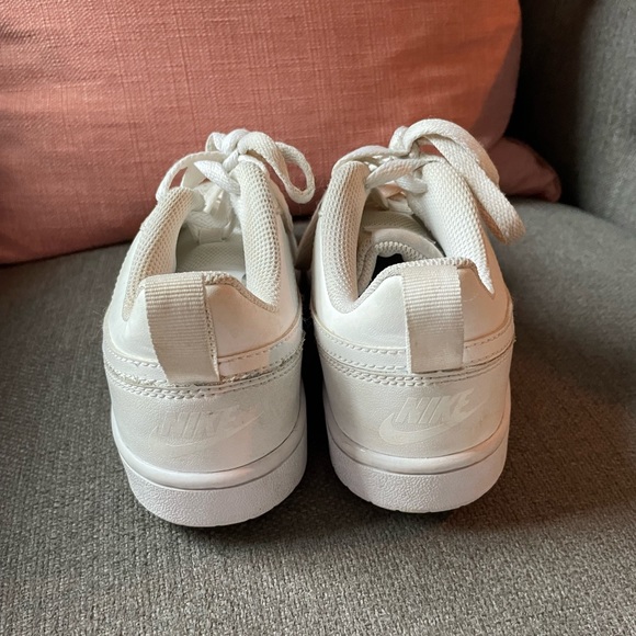 Nike Kids white sneaker, lightly worn size 3.5. - Picture 2 of 3